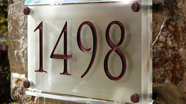 Фигурная адресная табличка из композита на частный дом